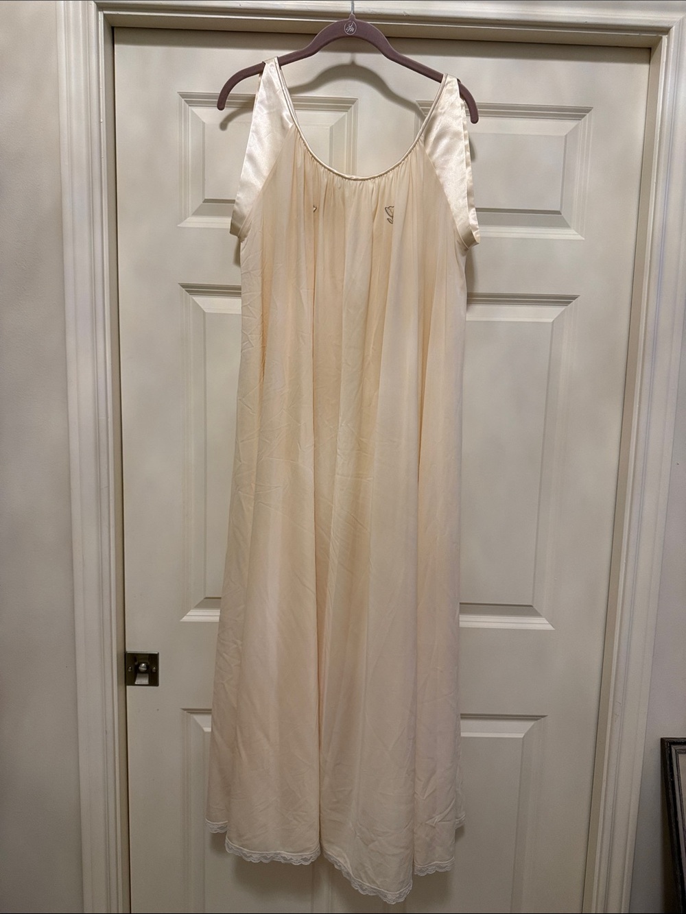 Lucie Ann peach Vintage Nightgown size M, 💯 nylon satin shoulders